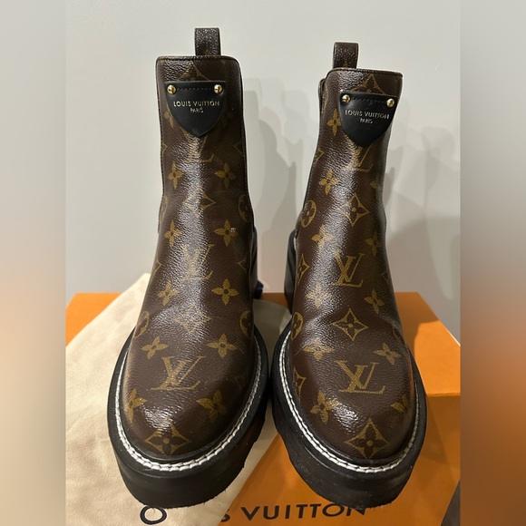 100% Authentic. The LV Beaubourg ankle boot in patent Monogram canvas - Picture 3 of 13